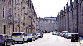 Una ciudad cosmopolita, cuyos edificios de granito brillan después de la lluvia: Aberdeen