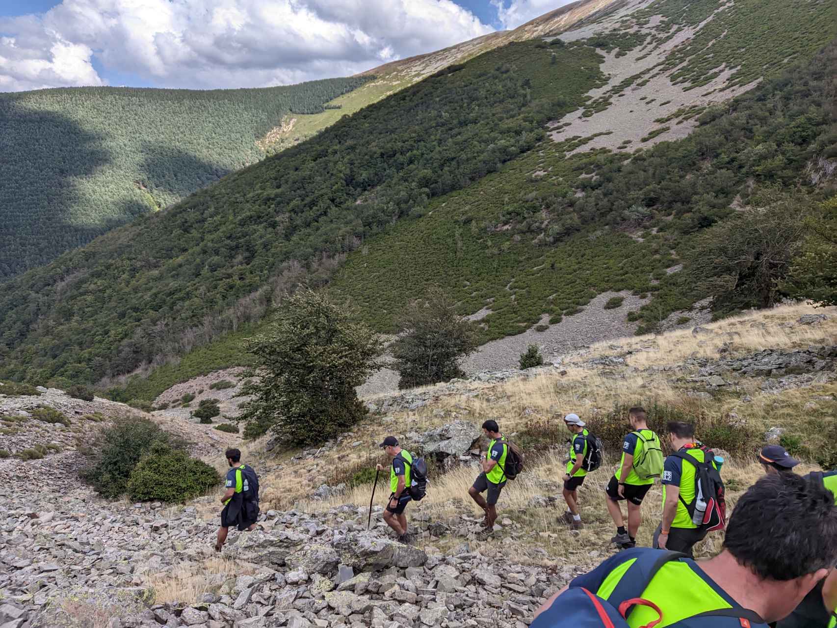 Los integrantes de la asociación En Ruta por las Enfermedades Raras descendiendo el Pico San Millán de Burgos