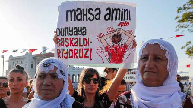 Mujeres participan en una manifestación con motivo del primer aniversario de la muerte de Mahsa Amini en Estambul.