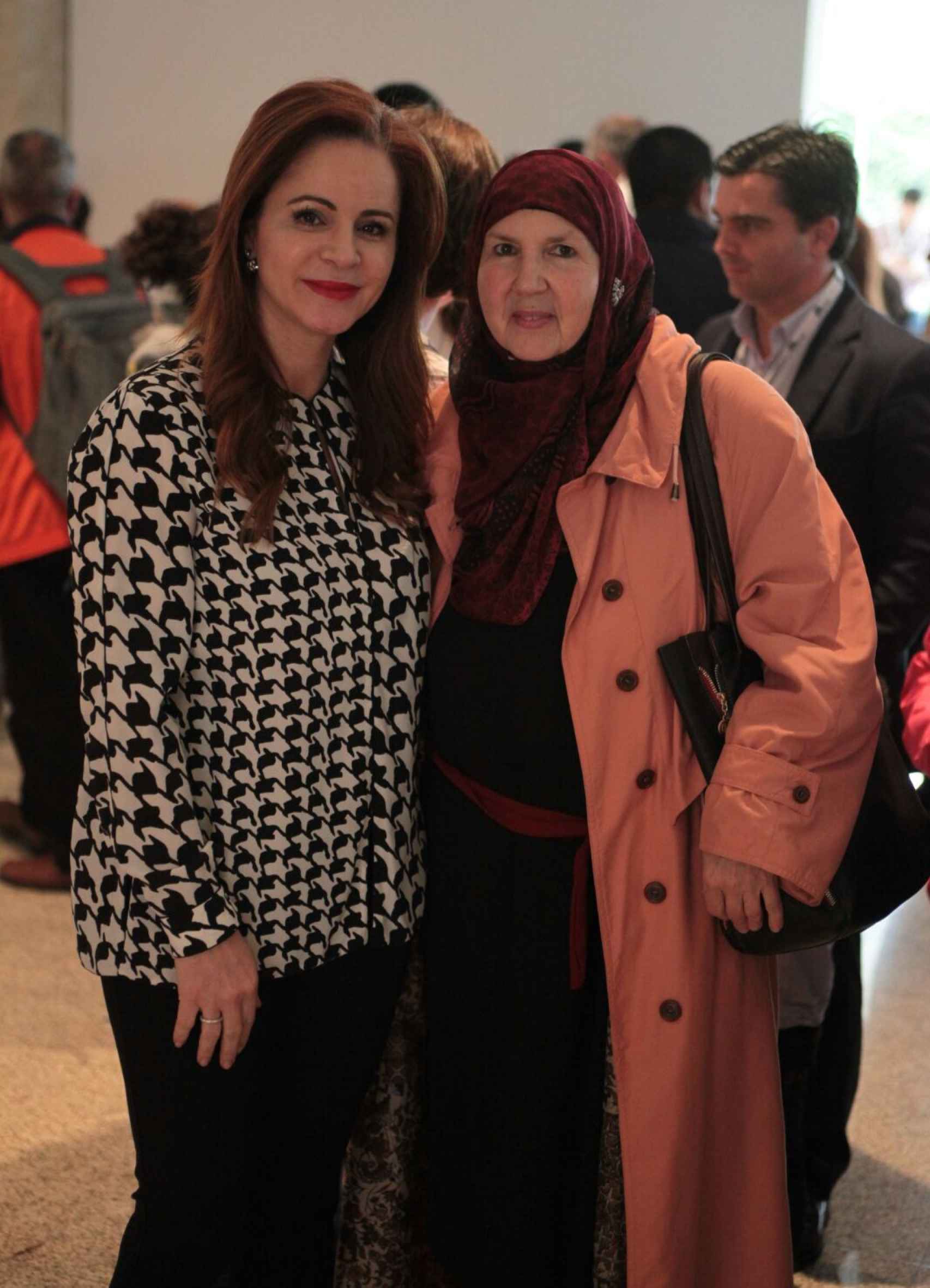 Silvia Clemente con la presidenta de la Asociación de Mujeres Marroquíes en Castilla y León