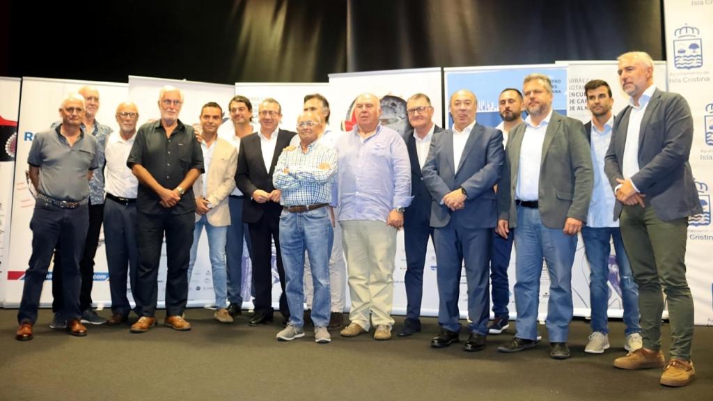 El alcalde Toni Pérez entre los participantes en Isla Cristina del encuentro de capitanes de almadraba.