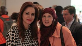 Silvia Clemente con la presidenta de la Asociación de Mujeres Marroquíes en Castilla y León