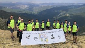 15 miembros de la asociación En Ruta por las Enfermedades Raras en la cima del Pico San Millán, Burgos