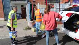 Campaña de recogida de ropa, alimentos y medicamentos para los damnificados por el terremoto de Marruecos a través de la Asociación Islámica de Palencia, en la imagen Tarik, Aziz y El Mehdi colocan y recogen la ayuda recibida