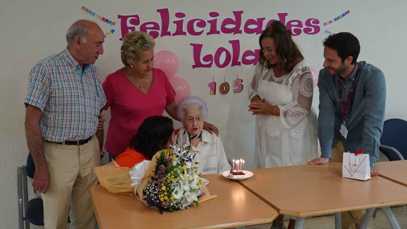 Lola González junto a la concejala de Mayores de Santa Marta de Tormes en su 105 cumpleaños