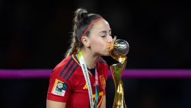 Athenea del Castillo besa el trofeo del Mundial femenino