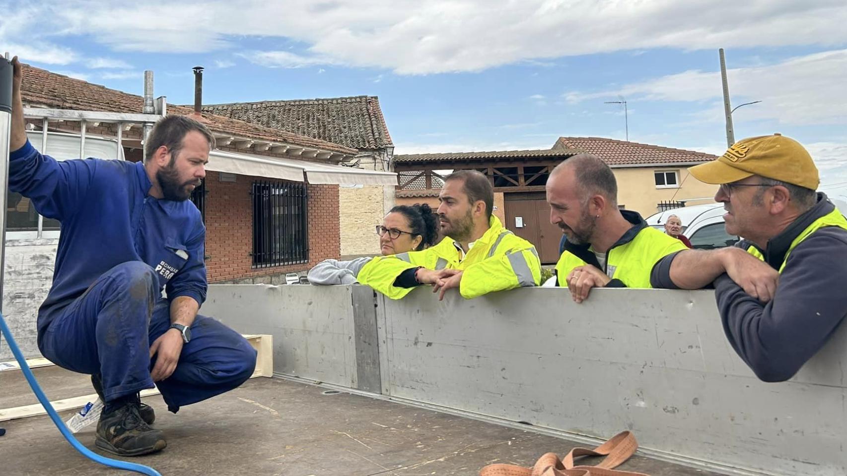 Manuel Arribas en las labores de reparación de la bomba de agua de su pueblo.