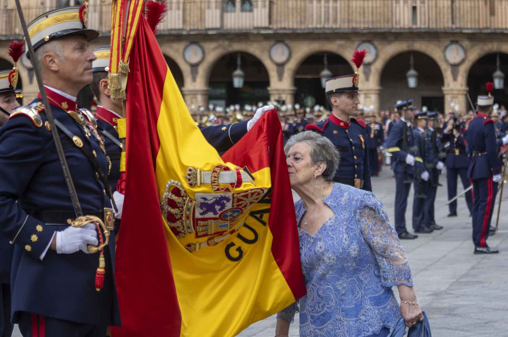 Civiles besando la bandera de España en la jura de bandera celebrada en Salamanca