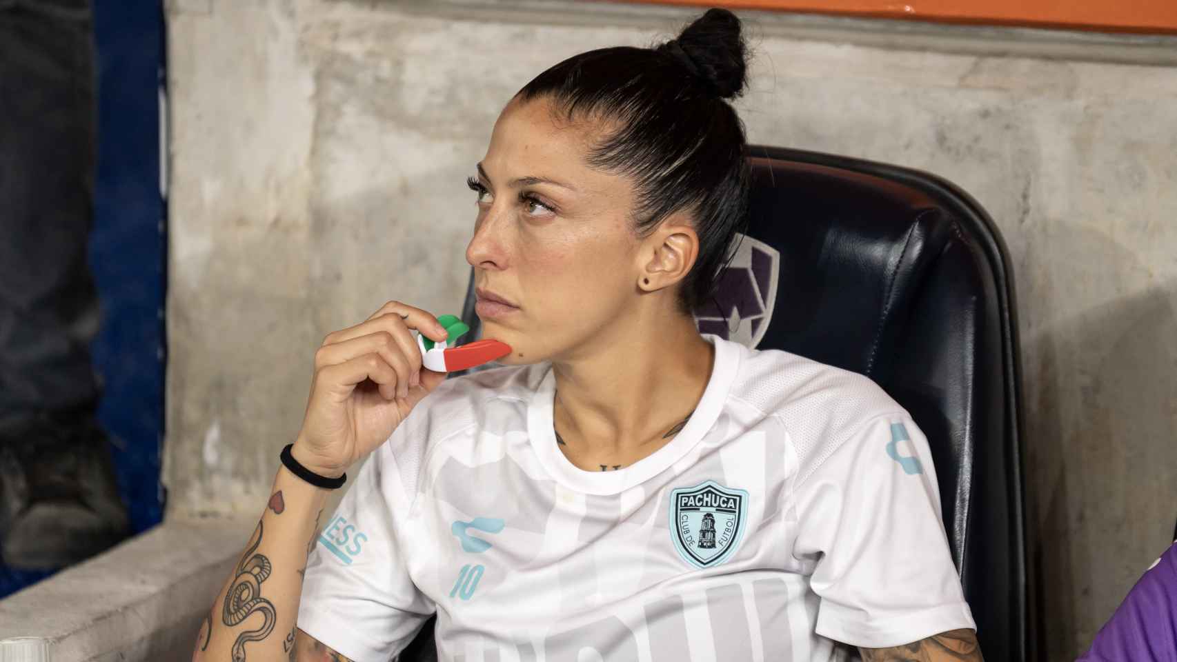 Jennifer Hermoso, en el banquillo durante un partido en México.