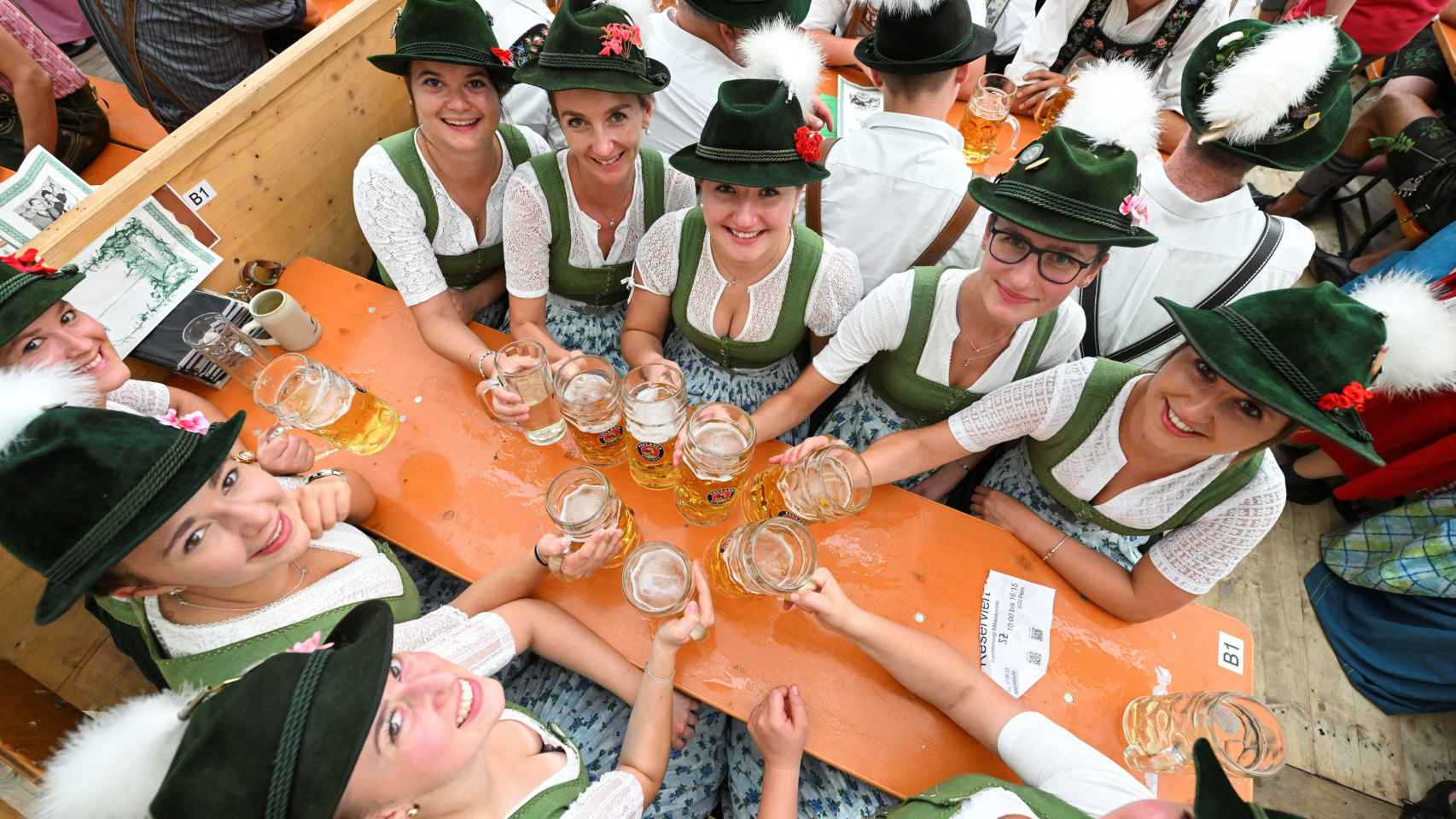 Asistentes al Oktoberfest de 2023 brindan con cerveza.