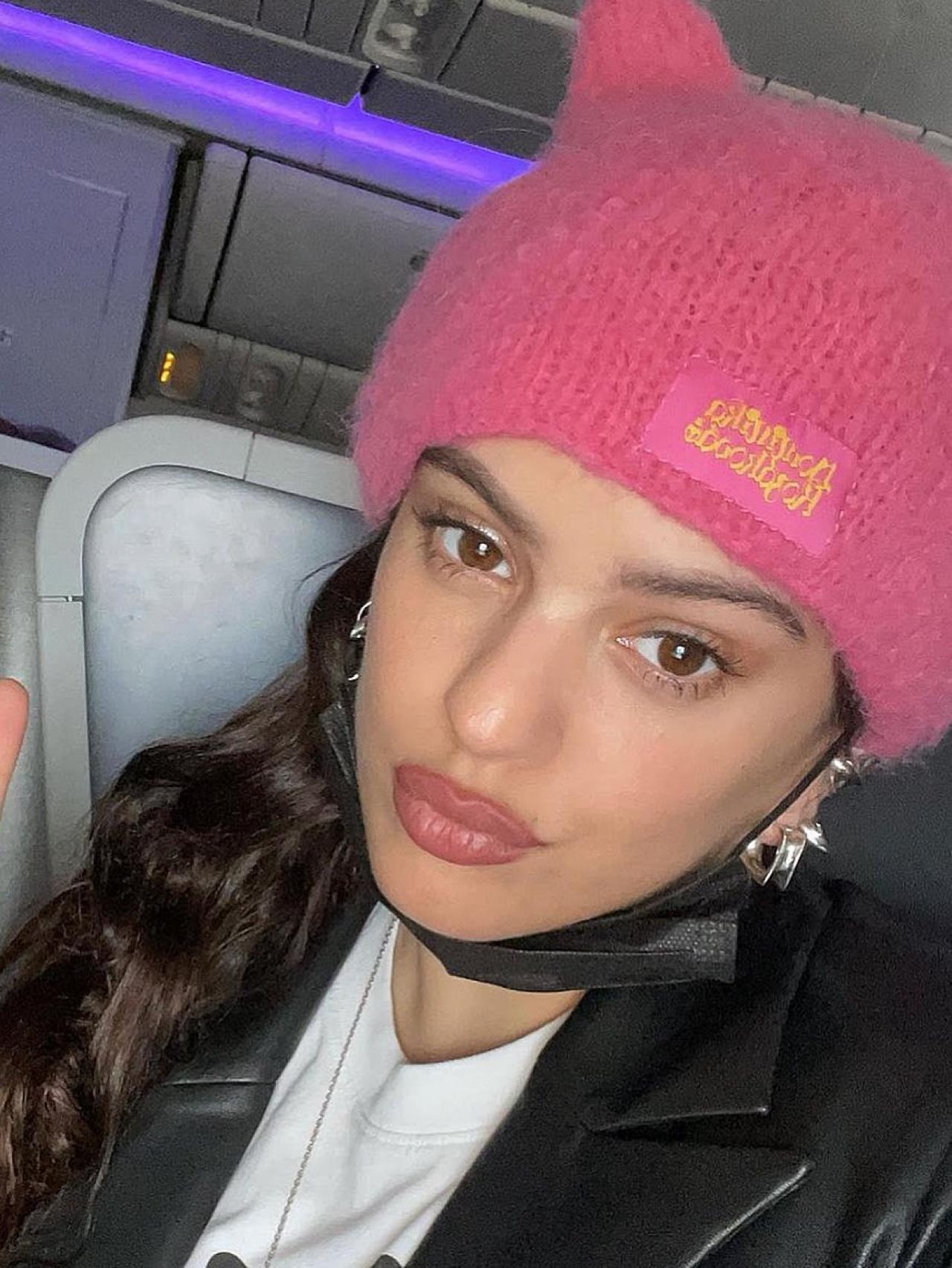 Rosalía con un gorro de Dominika Kozáková