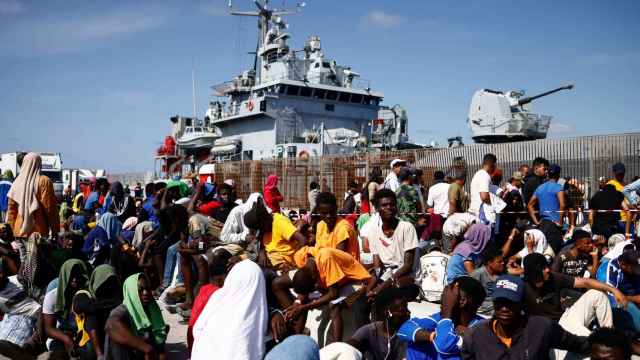 Migrantes llegados a Lampedusa esperan a ser atendidos.