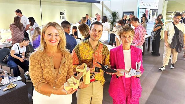 La consellera Nuria Montes, izquierda, en la feria de Milán este domingo.