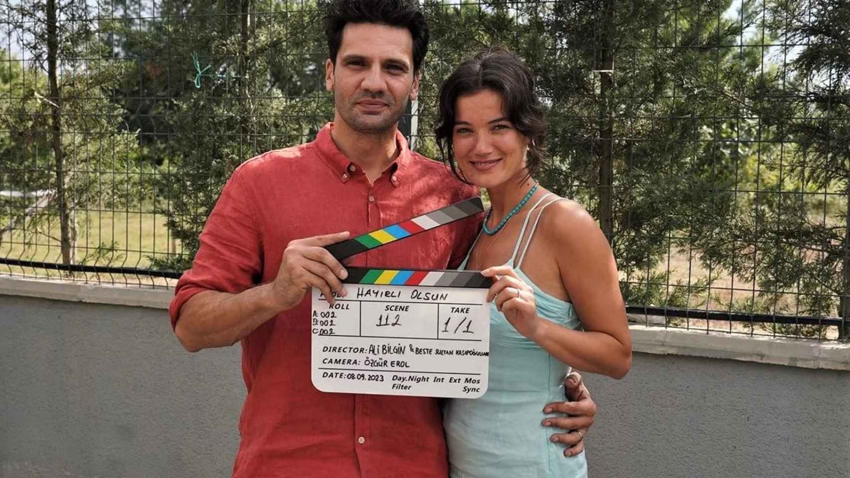 Kaan Urgancıoğlu y Pınar Deniz en el rodaje de la tercera temporada de 'Secretos de familia'.