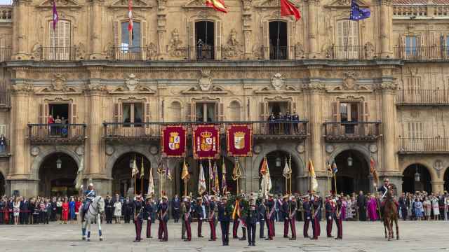 La Guardia Real en la jura de bandera civil celebrada en la Plaza Mayor de Salamanca