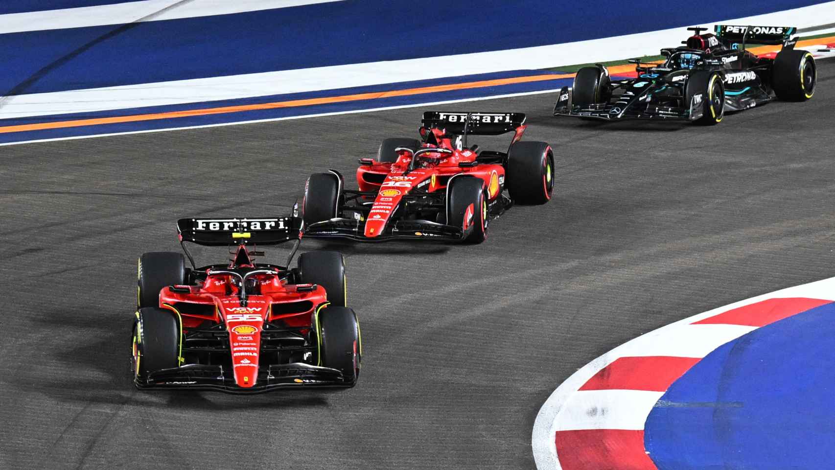 Carlos Sainz y Charles Leclerc luchan por la primera posición en el GP de Singapur.