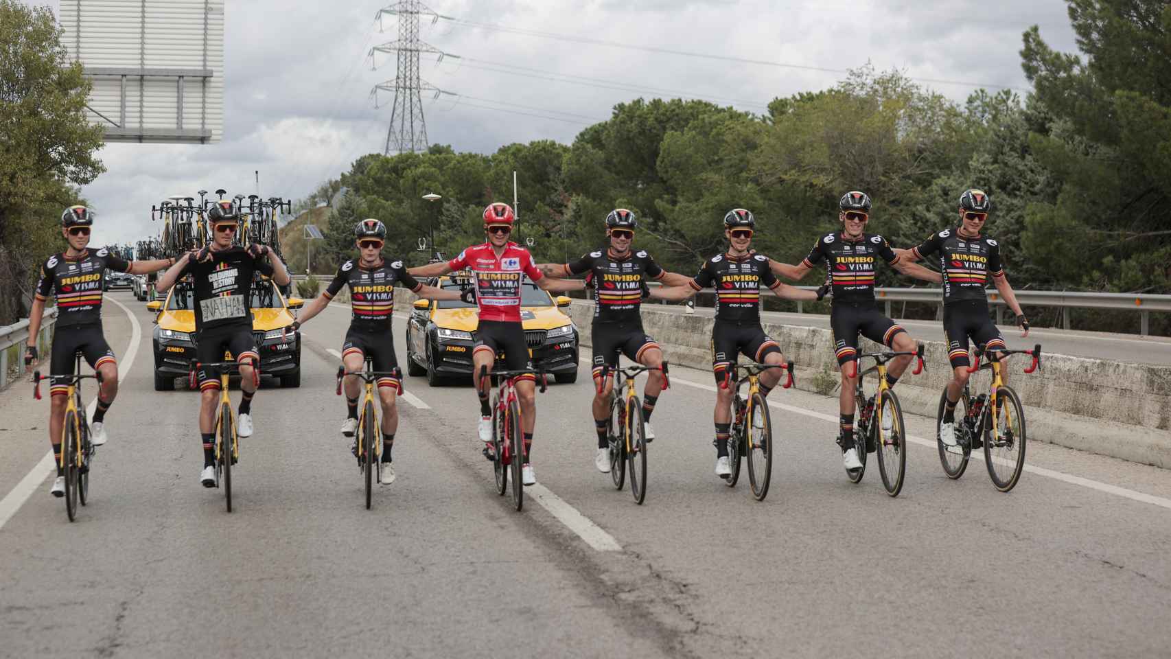 El líder de la general, el estadounidense Sepp Kuss, con el maillot rojo, con su equipo al final de la 21ª y última etapa de La Vuelta Ciclista a España