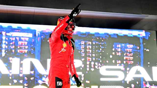 Carlos Sainz celebra su victoria en Singapur.
