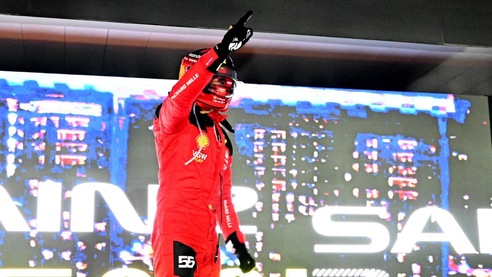 Carlos Sainz celebra su victoria en Singapur.