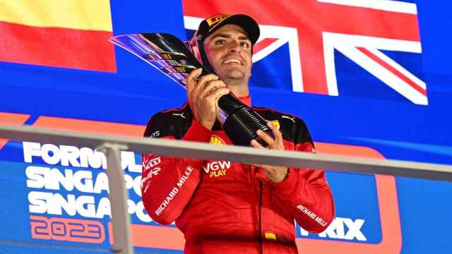 Carlos Sainz celebra su victoria en Singapur en el Mundial de Fórmula 1.