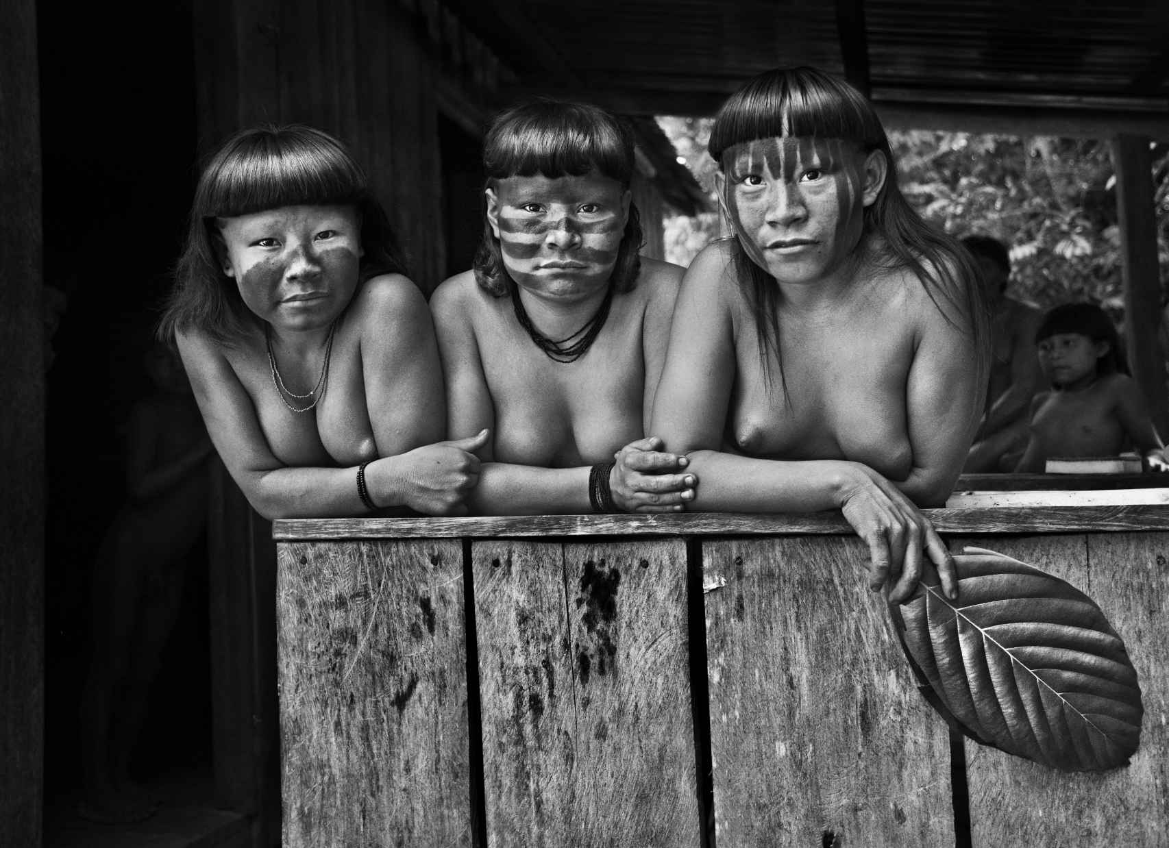 Sebastião Salgado: Mujeres jóvenes suruwahá. Estado de Amazonas, Brasil, 2017. © Sebastião Salgado