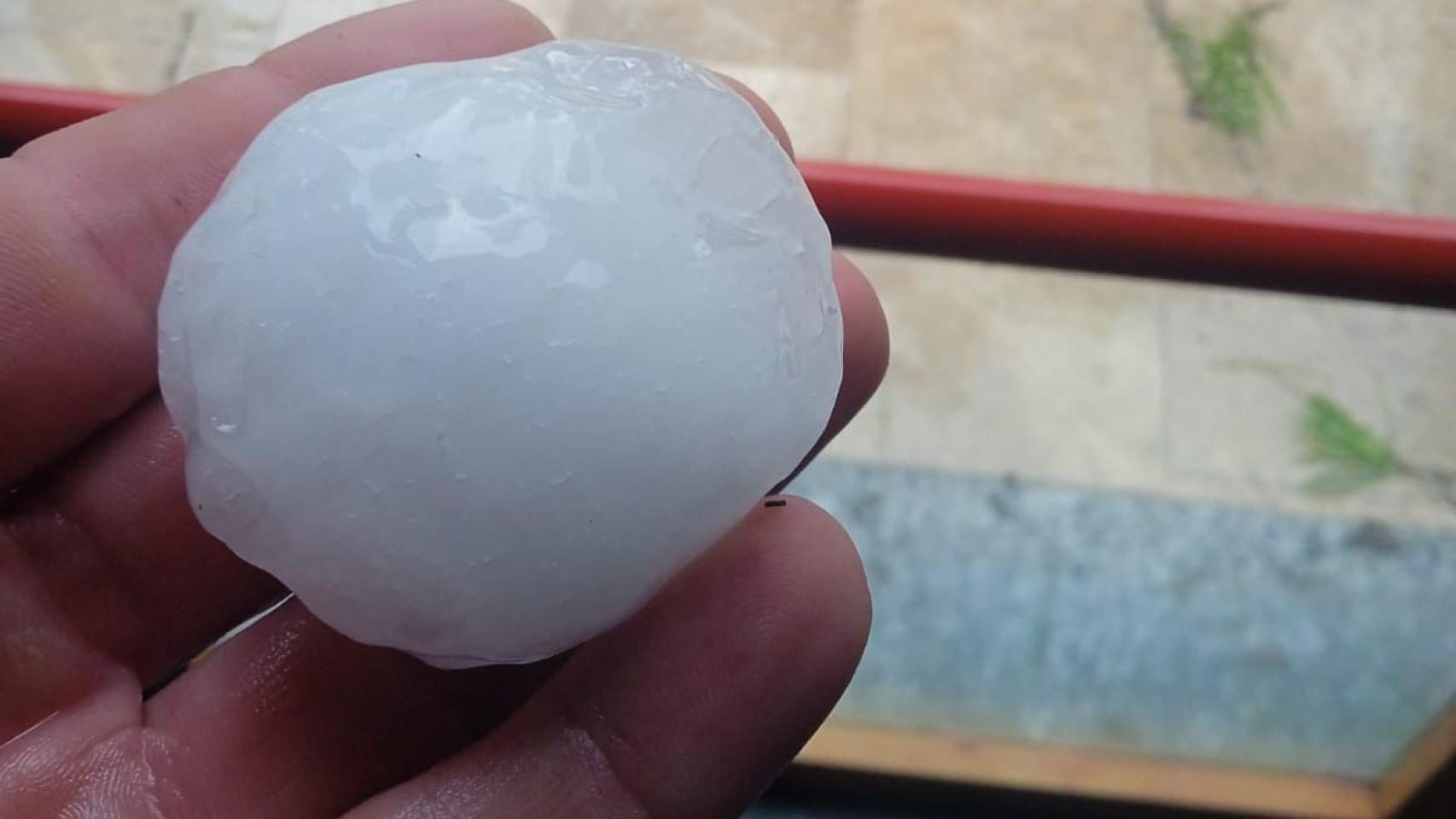 Granizo en Villatoya. Foto: Twitter @MeteoHellin / Víctor García.