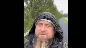El líder de los mercenarios chechenos, Ramzán Kadyrov, en el video que ha publicado