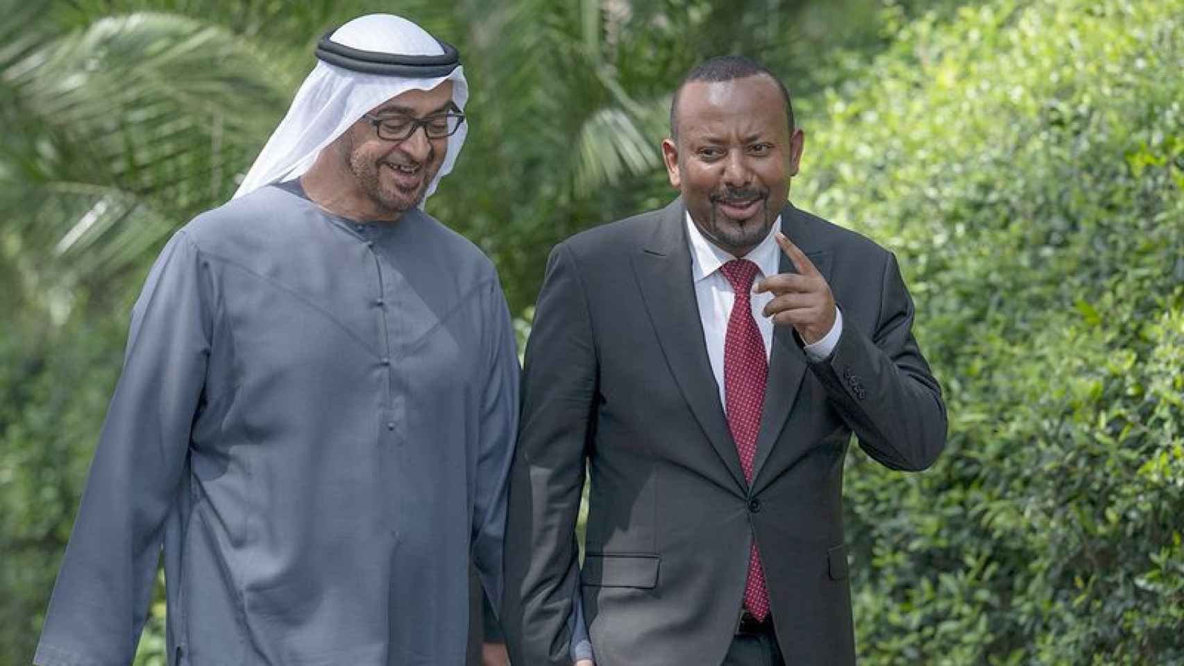 El presidente de los Emiratos Árabes, Mohammed Bin Zayed Al Nahayan, junto al mandatario etíope, Abiy Ahmed Ali, en 2019.