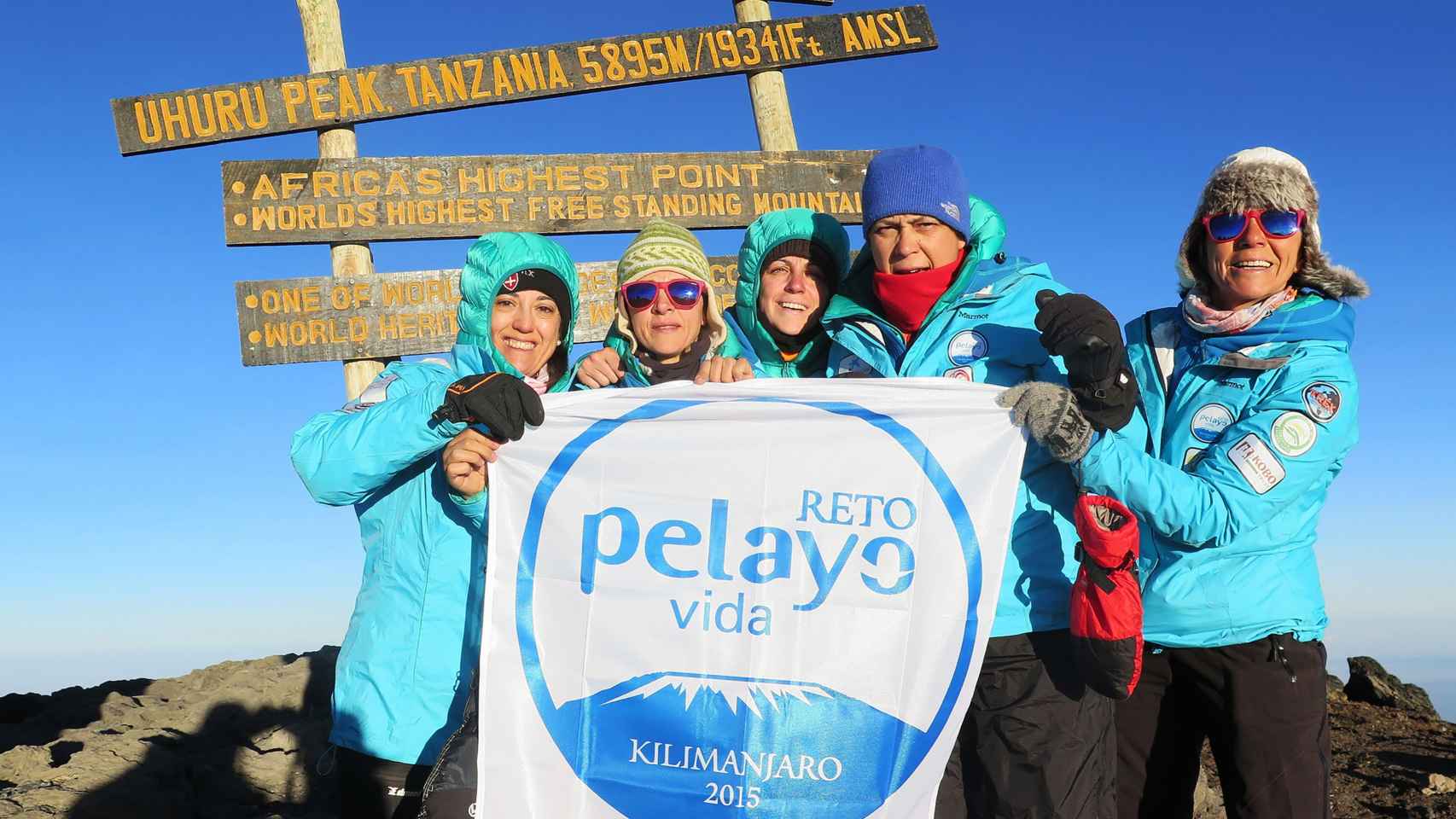 Las cinco supervivientes de cáncer que participaron en el primer 'Reto Pelayo Vida', en la cumbre del Kilimanjaro en 2015.