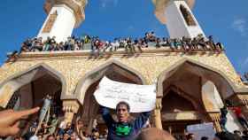 Las personas que sobrevivieron a la tormenta mortal que azotó Libia, protestan frente a la mezquita de Al Sahaba contra el gobierno en Derna, Libia.
