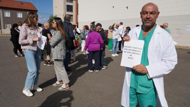 Concentración para respaldar a los celadores del centro de salud de Astorga. En la imagen, uno de los celadores en huelga de hambre, Víctor Pérez