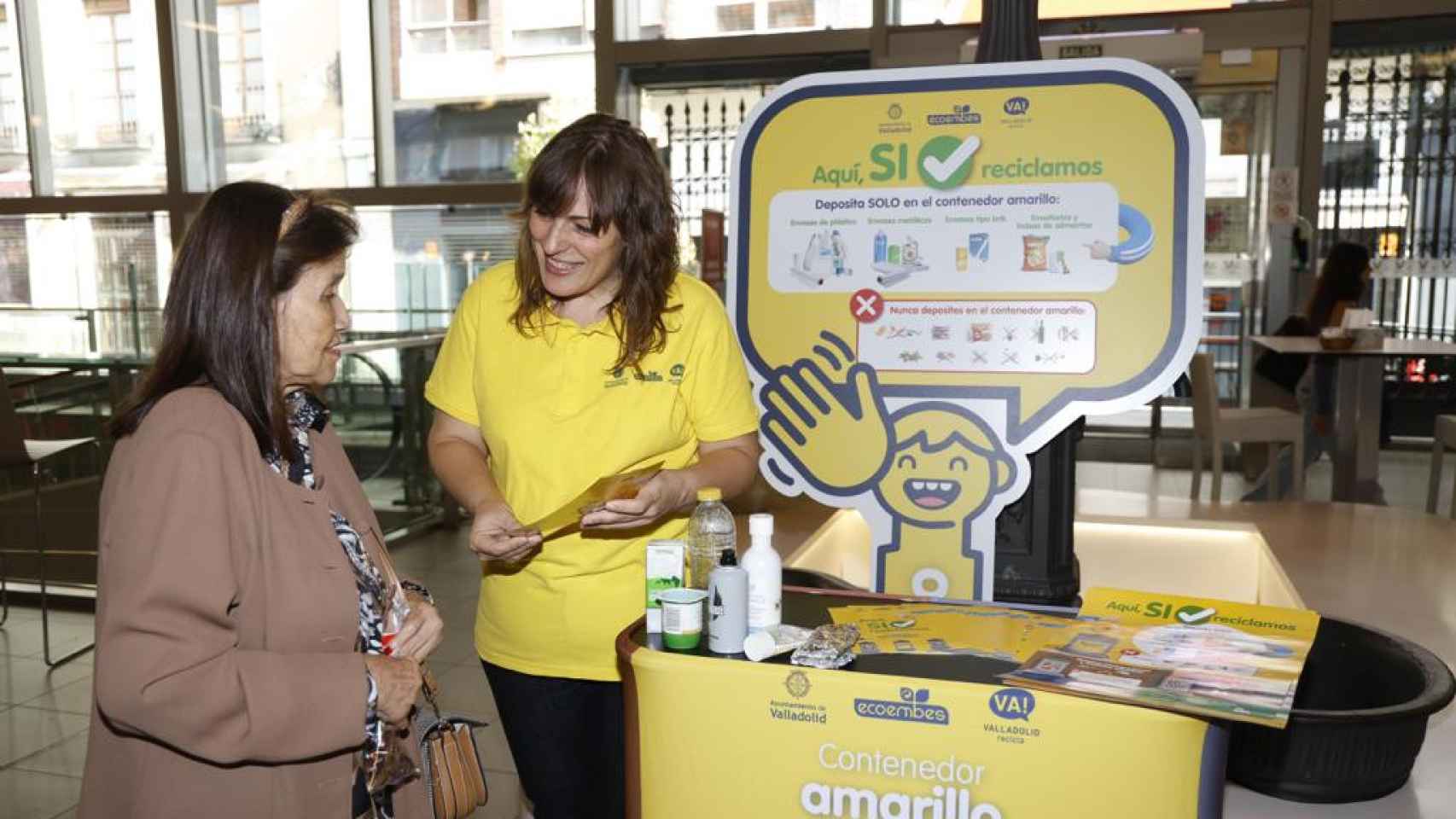 Uno de los puntos de información sobre contenedores amarillos en Valladolid