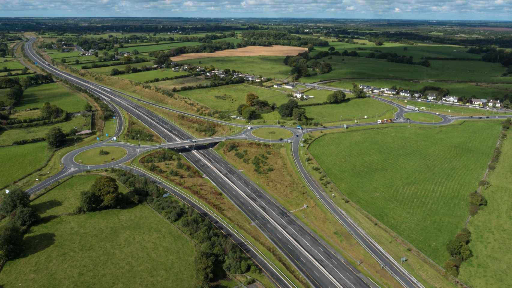 Imagen aérea de un tramo de la autopista irlandesa vendida por Sacyr.