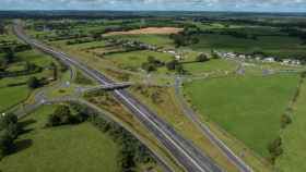 Imagen aérea de un tramo de la autopista irlandesa vendida por Sacyr.