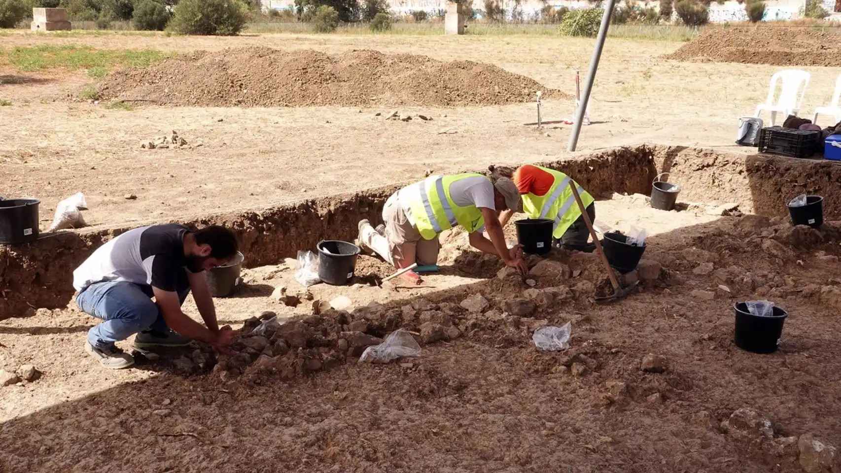 Arqueólogos trabajando.