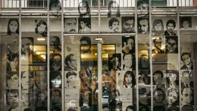 Vista de retratos de víctimas en el museo de la ESMA, antiguo centro de detención y tortura de la dictadura argentina
