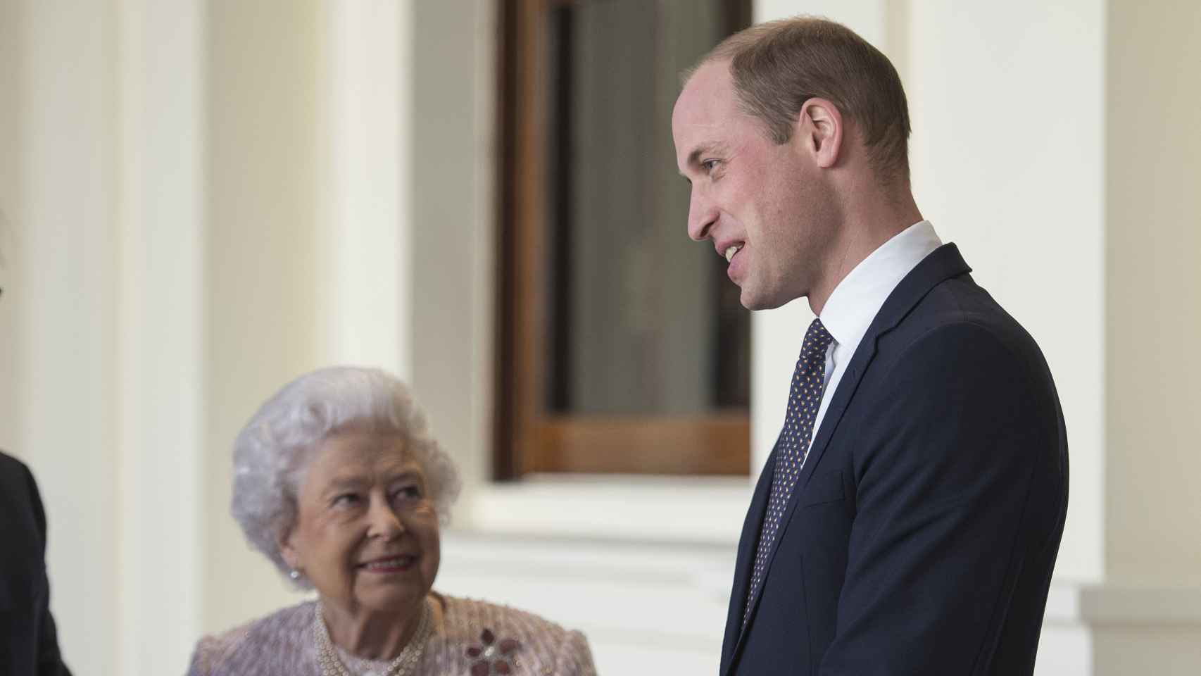 La reina Isabel II y el príncipe Guillermo.