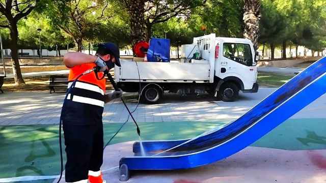 Un operario limpiando uno de los parques de Alicante.