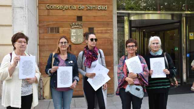 El Foro Feminista de Valladolid entrega de una carta a la Consejería de Sanidad para exigir el cese de tratamientos de hormonas cruzadas en menores trans