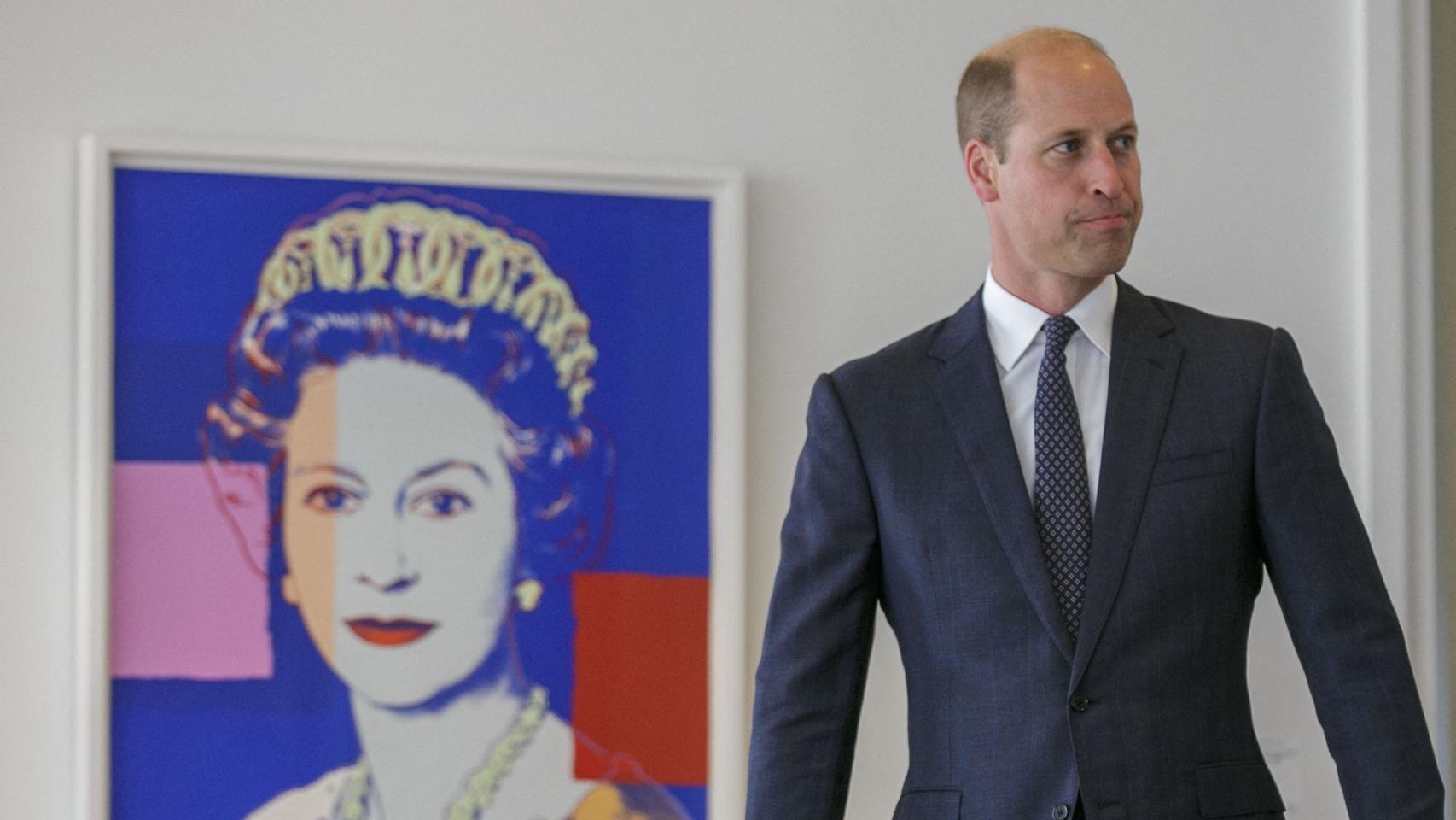 Guillermo de Inglaterra junto a un cuadro de su abuela Isabel II en Nueva York.