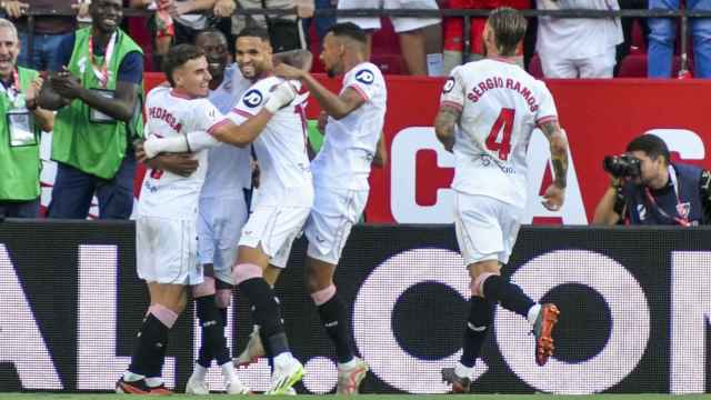 Los jugadores del Sevilla celebran el gol de Lukebakio