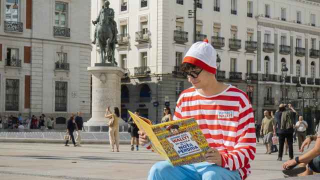Un actor disfrazado de Wally se pasea por Madrid para promocionar la reedición de '¿Dónde está Wally? En busca de la nota perdida'
