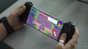 Mando Razer Kishi V2 Pro acoplado en un móvil Android