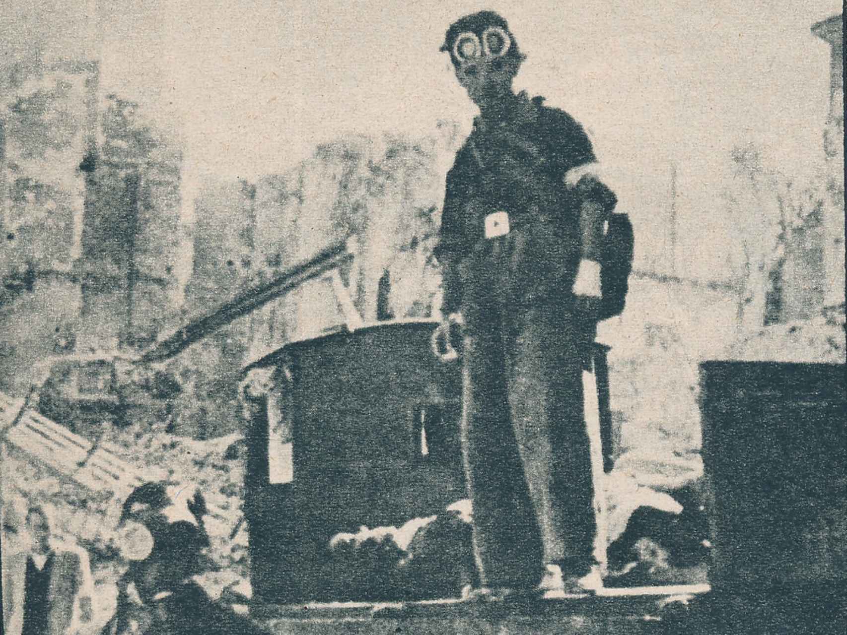 Un miembro de Cruz Roja, con una máscara de gas, recoge cadáveres en Toledo durante la Guerra Civil.