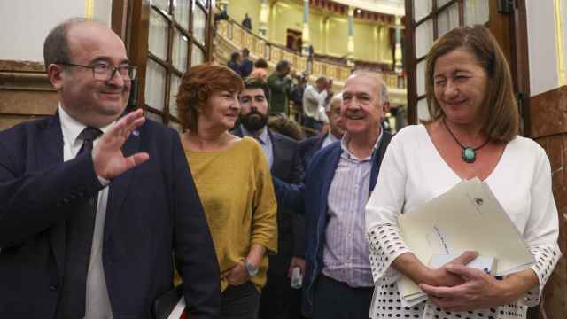 Miquel Iceta, ministro de Cultura en funciones, saluda a Francina Armengol, presidenta del Congreso, a la salida del hemiciclo.