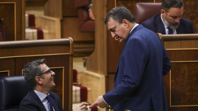 El portavoz del PNV en el Congreso, Aitor Esteban, saluda al ministro de Presidencia, Félix Bolaños este martes.