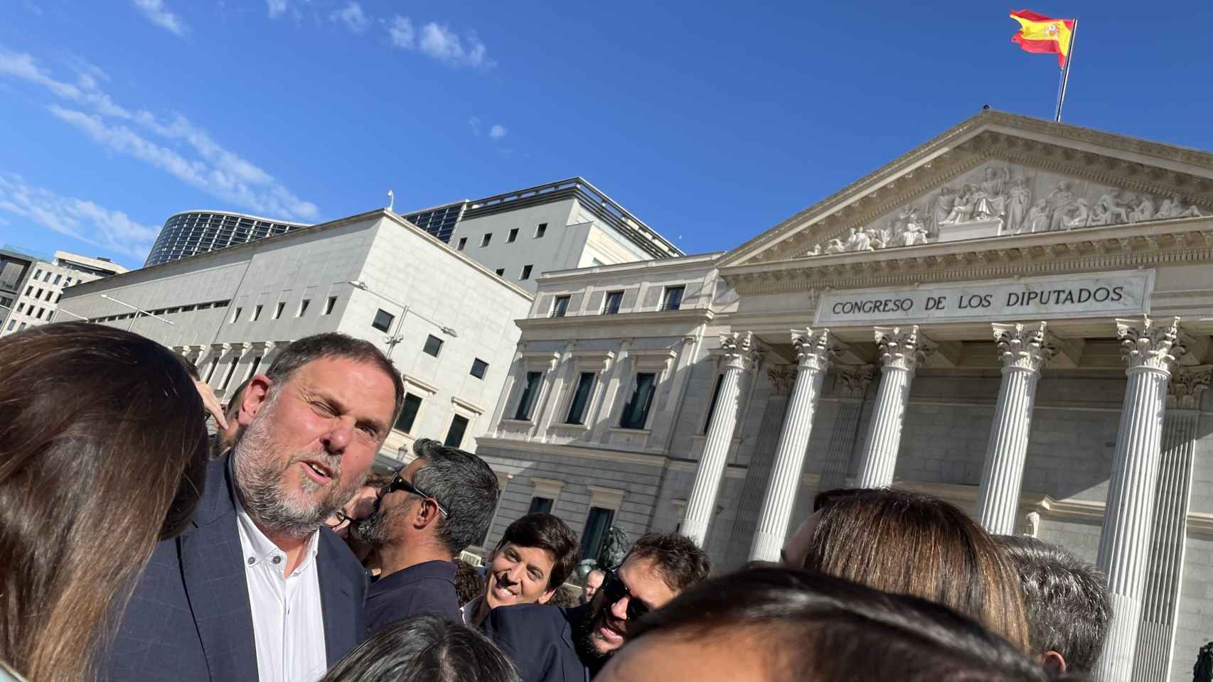 Oriol Junqueras, atendiendo a la prensa a las puertas del Congreso de los Diputados, en Madrid.