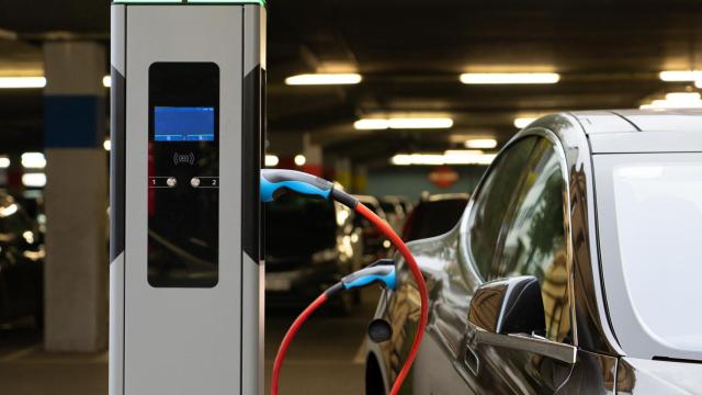 Coche eléctrico en un punto de recarga.