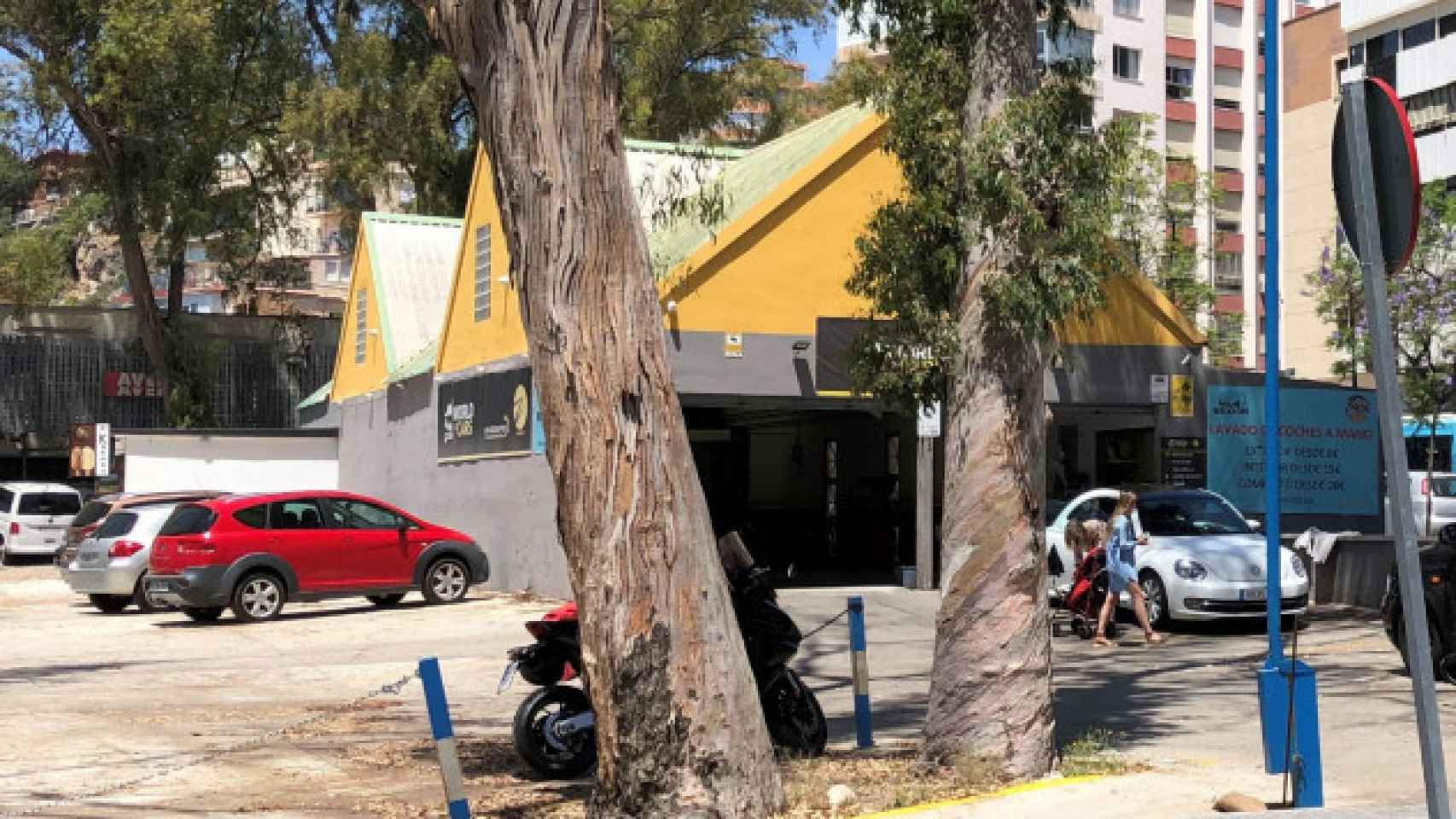 Imagen del lavadero de coches que hay junto a los Baños del Carmen, en Málaga.