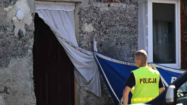 La Policía rastrea la vivienda de Czerniki, en Polonia, donde se han hallado los cuerpos.
